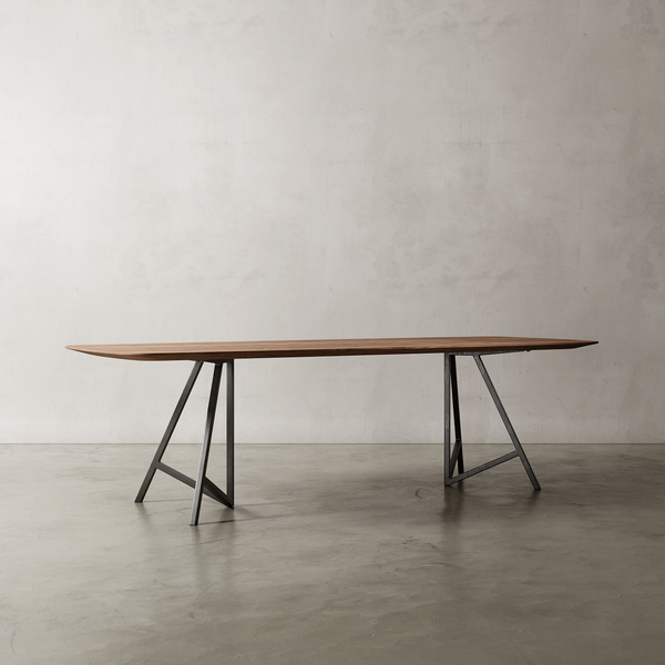 Table semi-ovale en chêne et pieds en acier • Modèle MIKA